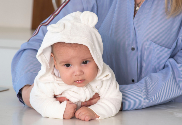 Малыш в белом махровом халатике с капюшоном — режим для ребенка до 4 месяцев: сон и бодрствование