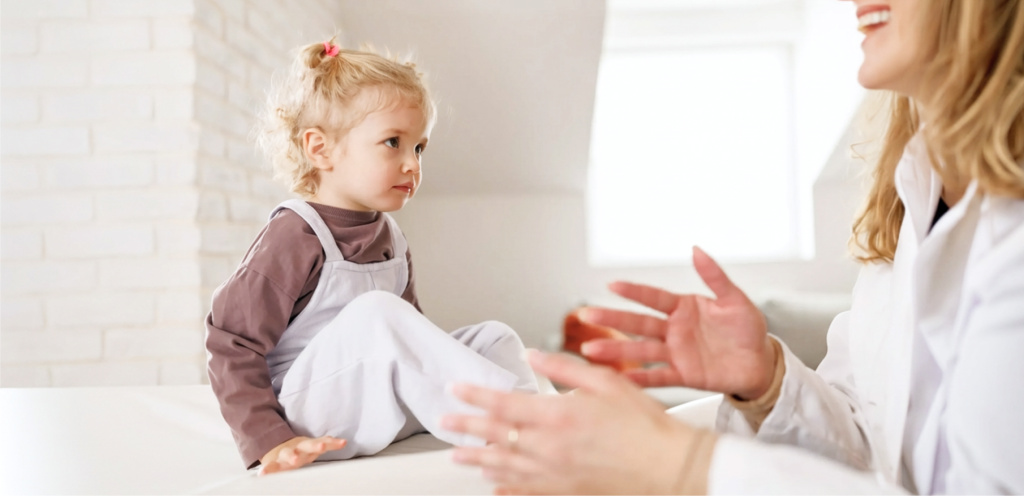 Мама разговаривает с малышкой двух лет — советы родителям при детских истериках