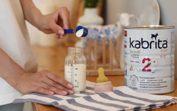 Процесс приготовления детской смеси Kabrita для новорожденного в бутылочке