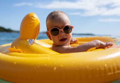 Ребенок в плавательном круге в море — здоровое детское питание Kabrita® поддерживает иммунитет